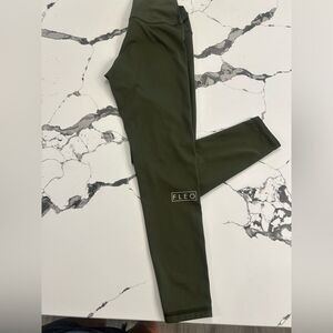 Fleo Green Athletic Leggings Streamlined Design